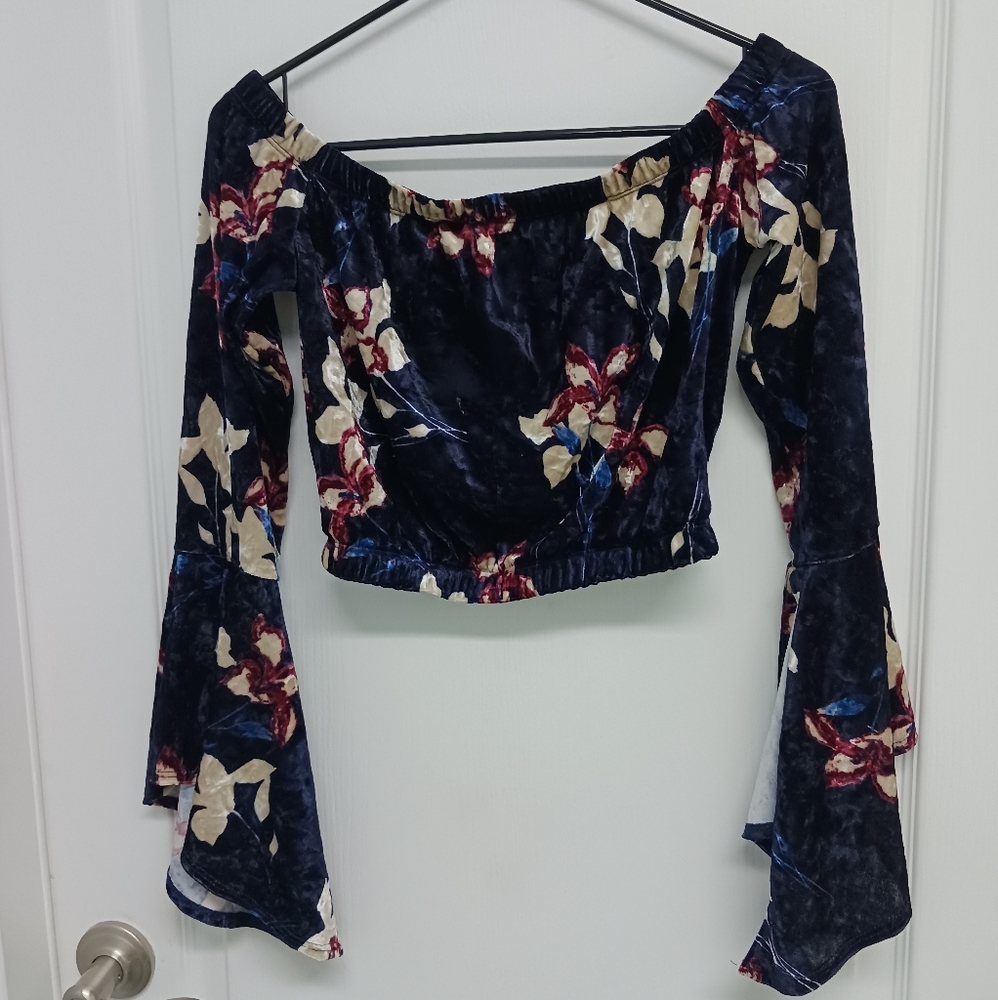Beautiful deep blue print, velour crop shirt with bell sleeves. Size S